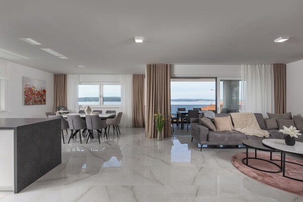 Appartement familial, plusieurs chambres, face à la mer (Pool Apartment Sunset With Sea View) | Aire de séjour | Téléviseur à écran plat de 21 po avec télévision numérique, téléviseur
