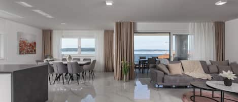 Familieleilighet, flere soverom, sjøvendt (Pool Apartment Sunset With Sea View) | Oppholdsområde | En 21-tommers Flatskjerm-TV med digitale kanaler samt TV