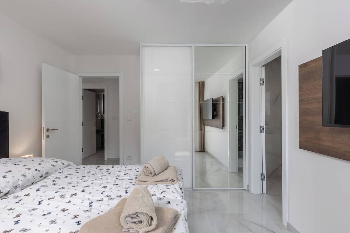 Family Apartment, Multiple Bedrooms, Sea Facing (Pool Apartment Sunset With Sea View)