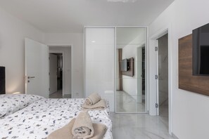 อพาร์ทเมนท์สำหรับครอบครัว, หลายห้องนอน, หันหน้าสู่ทะเล (Pool Apartment Sunset With Sea View) | 3 ห้องนอน, เตารีด/โต๊ะรีดผ้า, Wi-Fi ฟรี, ผ้าปูที่นอน