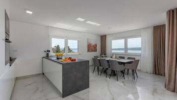 Family Apartment, 3 Bedrooms, Balcony, Sea Facing (Pool Apartment Sunset With Sea View) | Dining