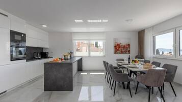 Appartement Familial, plusieurs chambres, vue mer (Pool Apartment Sunset With Sea View) | Cuisine privée