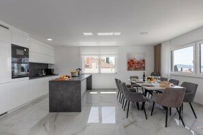 Familienapartment, Mehrere Schlafzimmer, Meerseite (Pool Apartment Sunset With Sea View) | Eigene Küche