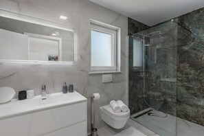 Family Apartment, Multiple Bedrooms, Sea Facing (Pool Apartment Sunset With Sea View) | Bathroom