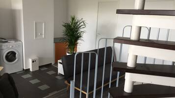 33 インチの薄型テレビ (ケーブル放送視聴可)