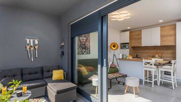 Apartment (Apartment Good Vibes - One Bedroom Ap) | Living room | 32-inch flat-screen TV with cable channels