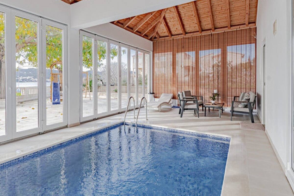 别墅 (Villa Ponar - Two Bedroom Villa with ) | 泳池 | 室内游泳池，室外游泳池，日光浴躺椅
