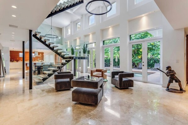 Villa, Garden View | Living area | Flat-screen TV, DVD player - Villa Roxi (Miami)