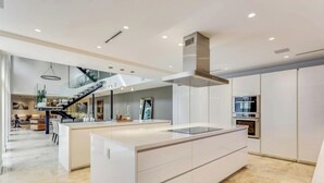Villa, Garden View | Private kitchenette | Electric kettle, toaster - Villa Roxi (Miami)