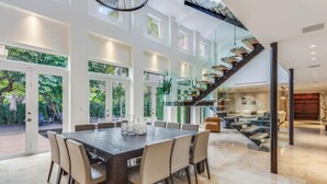 Family dining - Villa Roxi (Miami)
