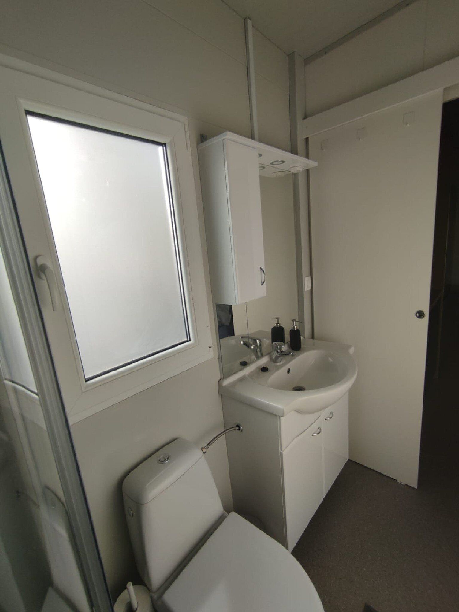 活动屋 (Dalmatino Pleasure Mobile Home - Two ) | 浴室 | 淋浴设施、毛巾