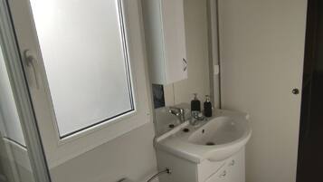 Stacaravan (Dalmatino Pleasure Mobile Home - Two ) | Badkamer | Een douche, handdoeken