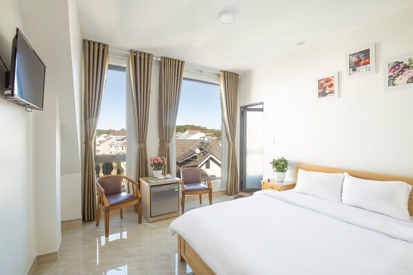 Deluxe Double Room | Hypo-allergenic bedding, pillowtop beds, individually furnished, desk - Viet Anh Hotel Da Lat (Da Lat)