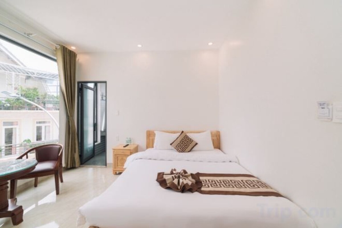 Allergitestet sengetøy, senger med overmadrass og skrivebord