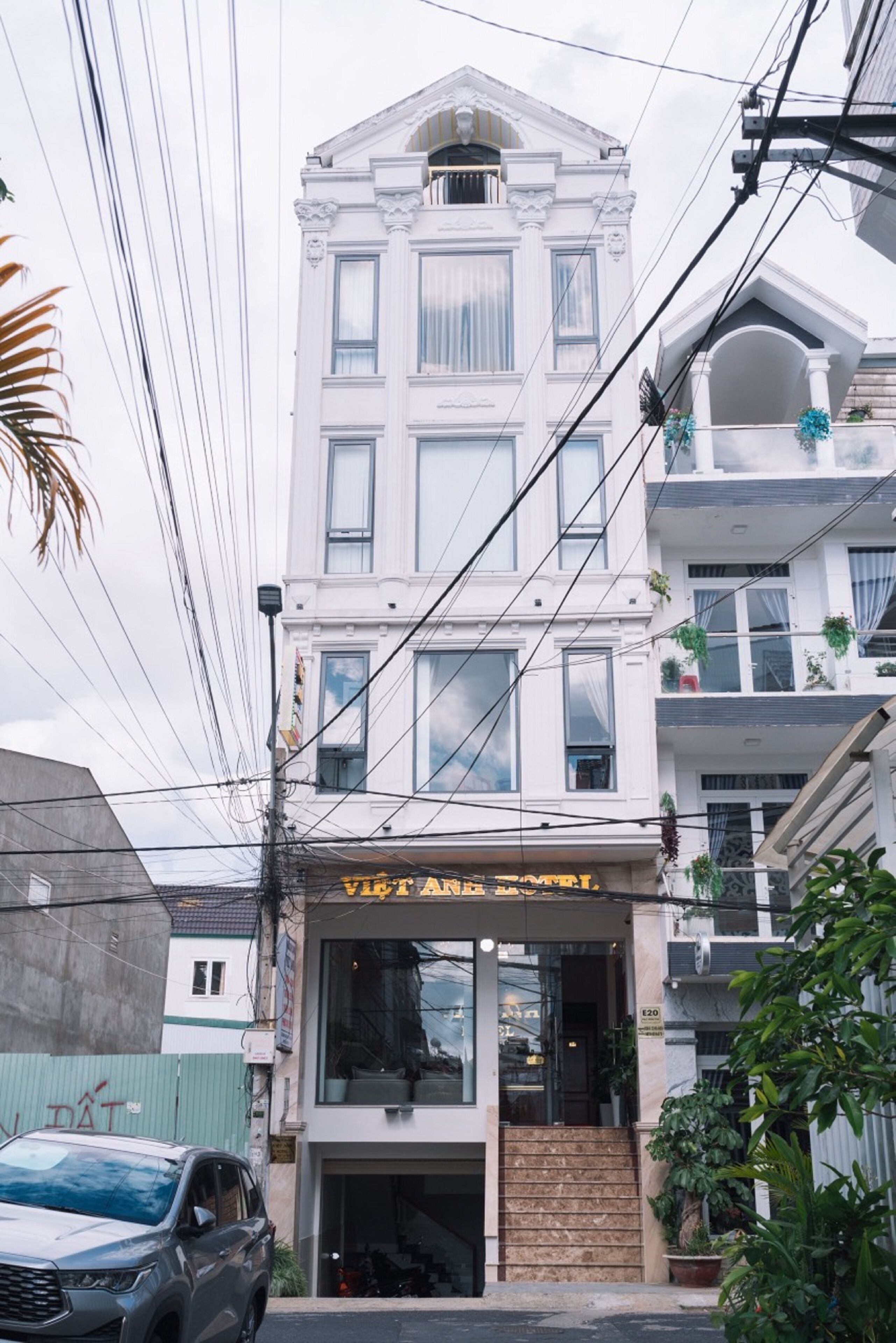 Vista frontal de la propiedad