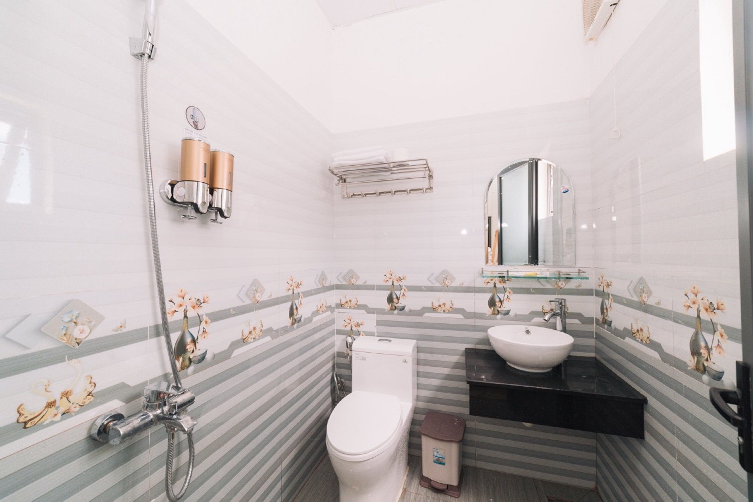 A bathroom with a toilet, bidet, and sink.