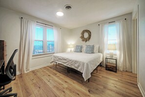 4 bedrooms, desk, free WiFi, bed sheets