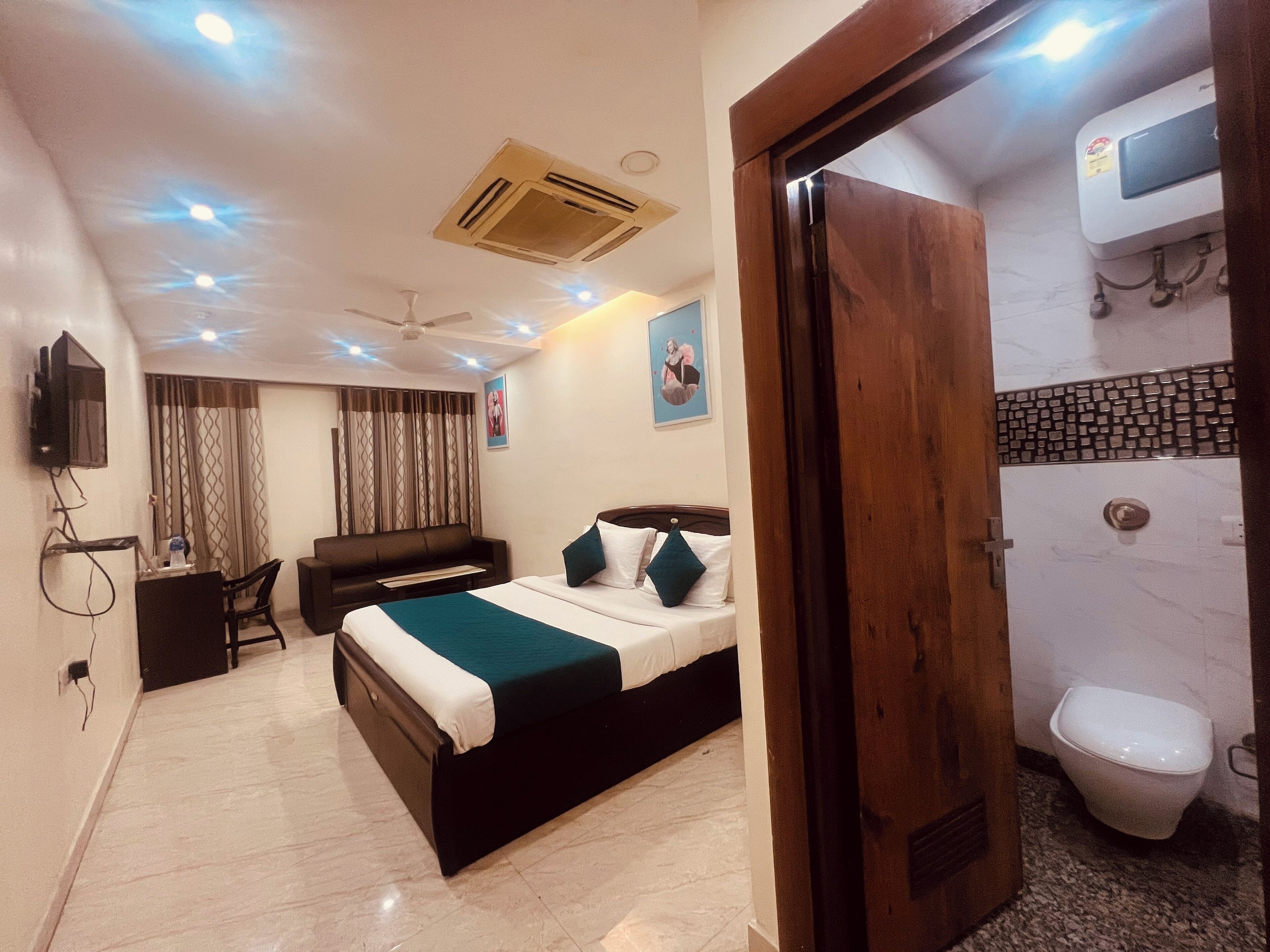 Deluxe Double Room | Hypo-allergenic bedding, desk, free WiFi