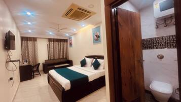 Deluxe Double Room | Hypo-allergenic bedding, desk, free WiFi