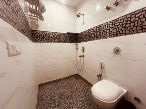 Free toiletries, bathrobes, slippers, towels - Hotel Lagoona and Banquet Hall (New Delhi)