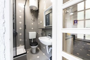 Huoneisto (Apartment Iva - One Bedroom Apartment) | Kylpyhuone | Suihku, pyyhkeet