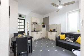 Leilighet (Apartment Iva - One Bedroom Apartment) | Oppholdsrom | En 32-tommers Flatskjerm-TV med kabel-kanaler