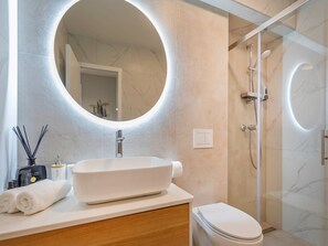 Departamento (Apartment Floramye - Three Bedroom Ap) | Baño | Regadera y toallas 