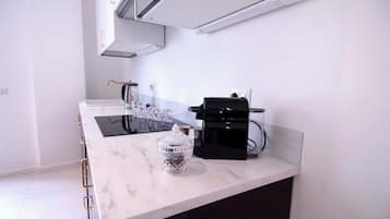 Réfrigérateur, micro-ondes, plaque de cuisson, lave-vaisselle
