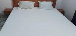 1 dormitori, planxa i posts de planxar i roba de llit 