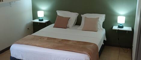 3 habitaciones, tabla de planchar con plancha, wifi y ropa de cama