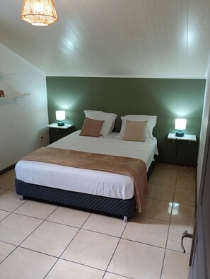 3 bedrooms, iron/ironing board, WiFi, bed sheets