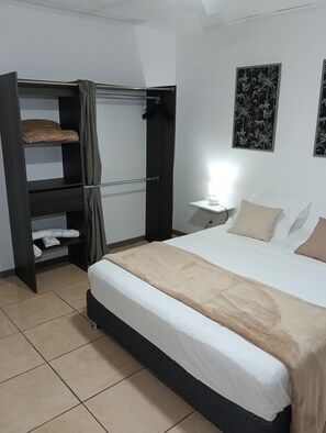 3 habitaciones, tabla de planchar con plancha, wifi y ropa de cama