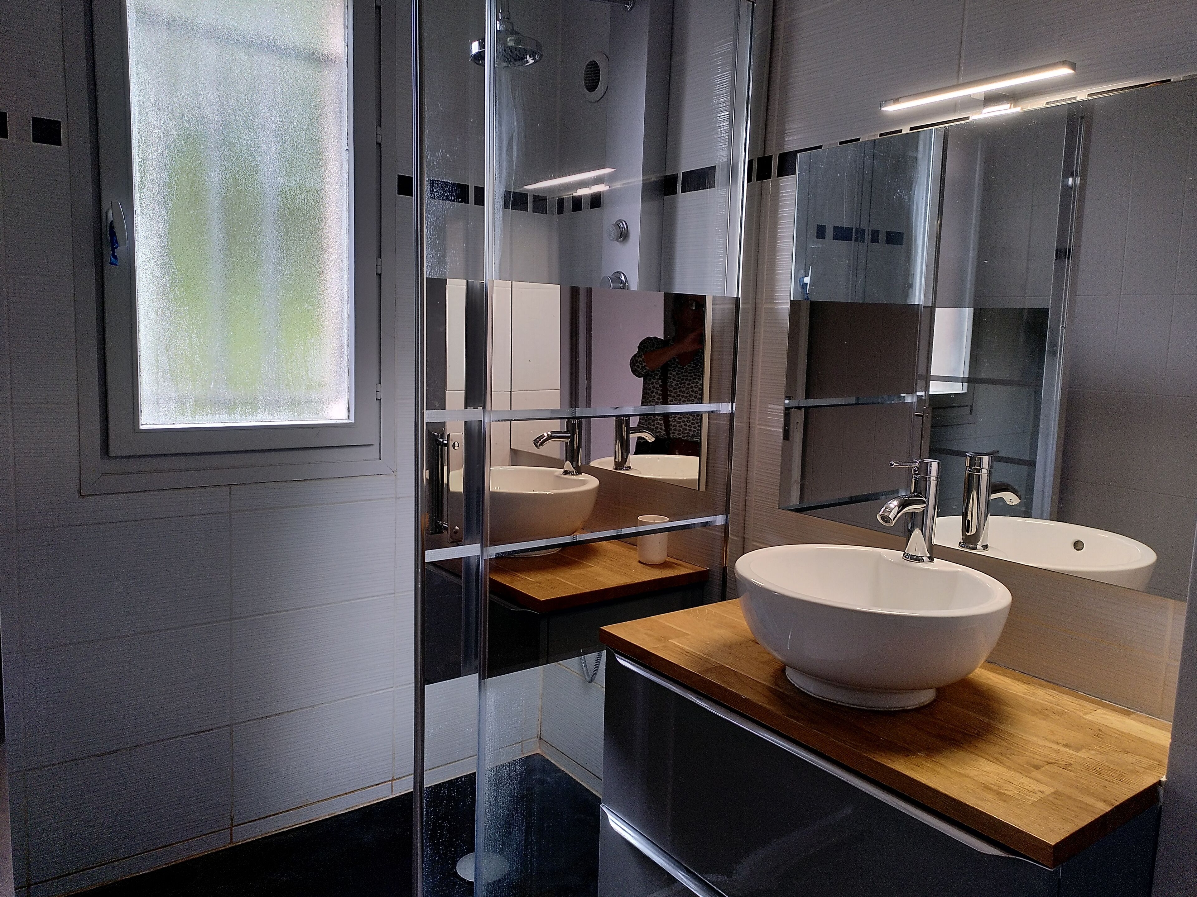 Haartrockner, Handtücher, Seife, Shampoo