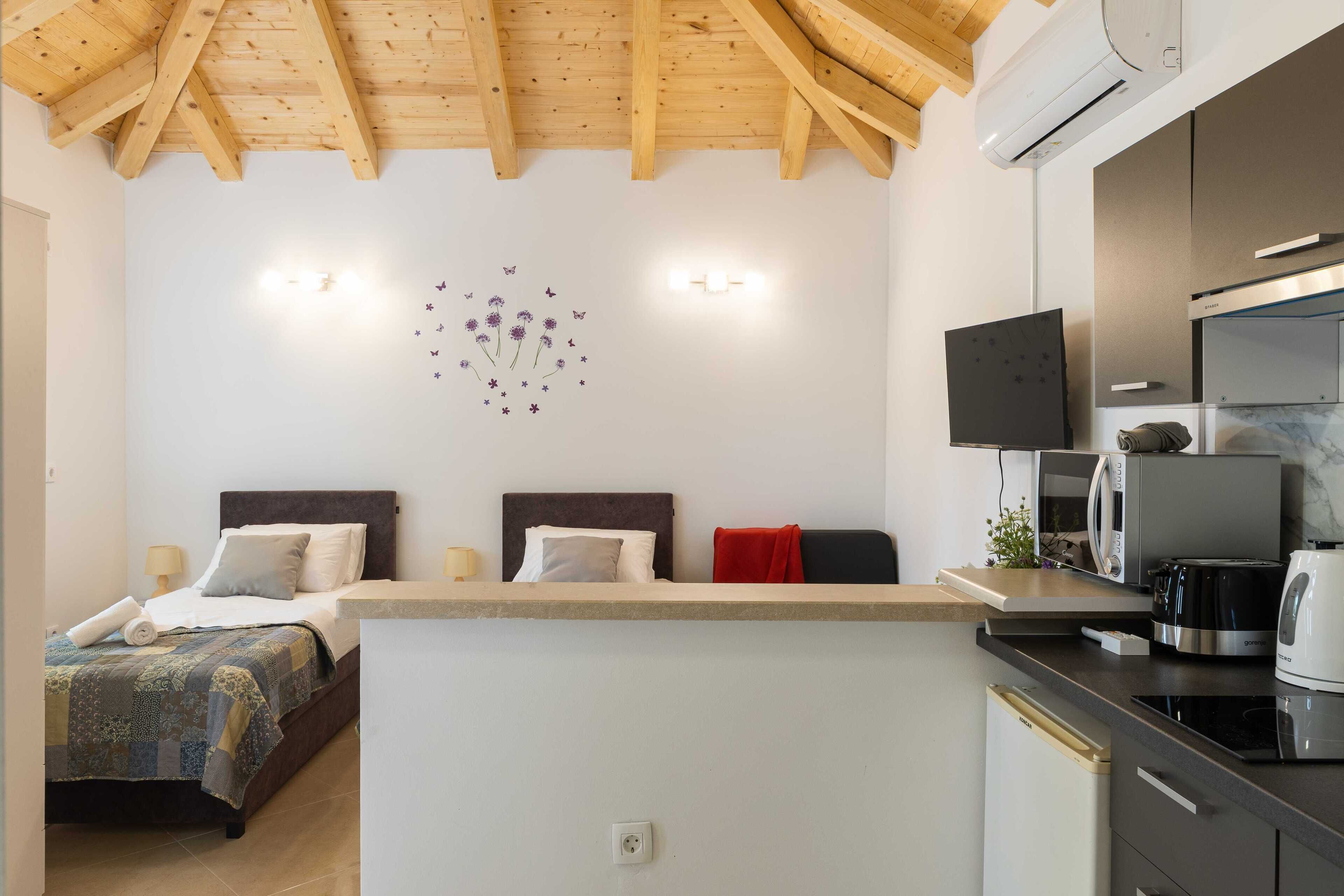 Studio (Apartments Roza - Studio Apartment 1) | Wohnzimmer | 32-Zoll-Flachbildfernseher mit Kabelempfang