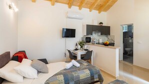 Studio (Apartments Roza - Studio Apartment 1) | Oppholdsrom | En 32-tommers Flatskjerm-TV med kabel-kanaler