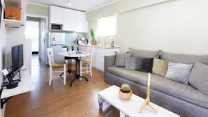 Un appartamento moderno con cucina, zona pranzo e soggiorno.