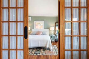 4 bedrooms, iron/ironing board, WiFi, bed sheets - Sandy Point Cottage (Stockton Springs)