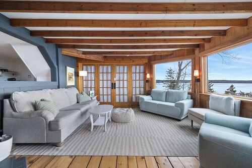 Sandy Point Cottage-Oceanfront!