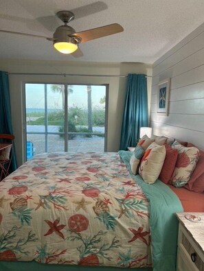 1 bedroom, free WiFi - Island Beach Club 2 - Condo 2 Bedroom / 1.5 Bath ground level gulf front , maximum occupancy of 4 people. (Holmes Beach)