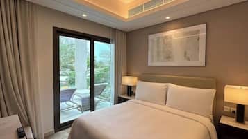 4 bedrooms, desk, bed sheets