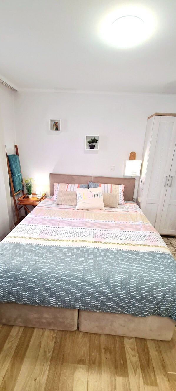 1 habitación, tabla de planchar con plancha, wifi y ropa de cama 