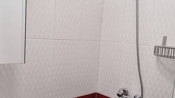 Een douche, een haardroger, handdoeken, zeep