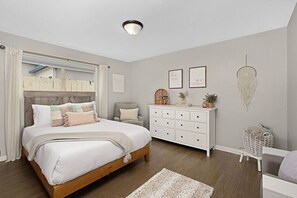 4 makuuhuonetta, työpöytä, silitysrauta/-lauta, ilmainen Wi-Fi