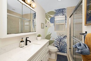 Articles de toilette écologiques, sèche-cheveux, serviettes fournies