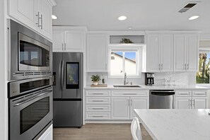 ثلاجة، ميكروويف، فرن، موقد طهي مسطح