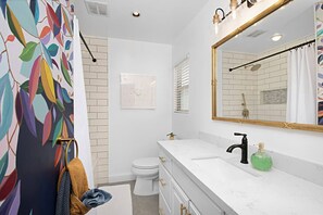Articles de toilette écologiques, sèche-cheveux, serviettes fournies