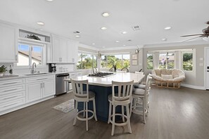 Jääkaappi, mikroaaltouuni, uuni, liesi