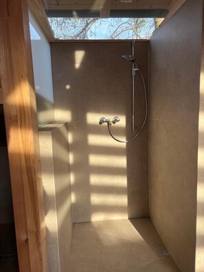Douche, sèche-cheveux, serviettes fournies