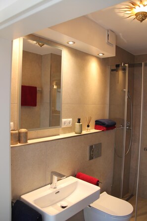 Dusche, Haartrockner, Handtücher