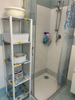 Haartrockner, Handtücher, Seife, Toilettenpapier